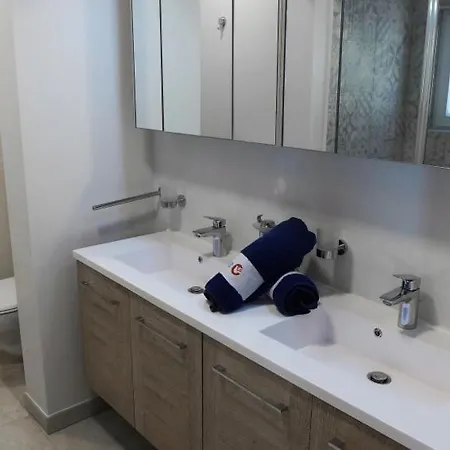 בית נופש Cavalaire-sur-mer Sleeps 8 Pool Air Con Wifi קבלייר-סור-מר